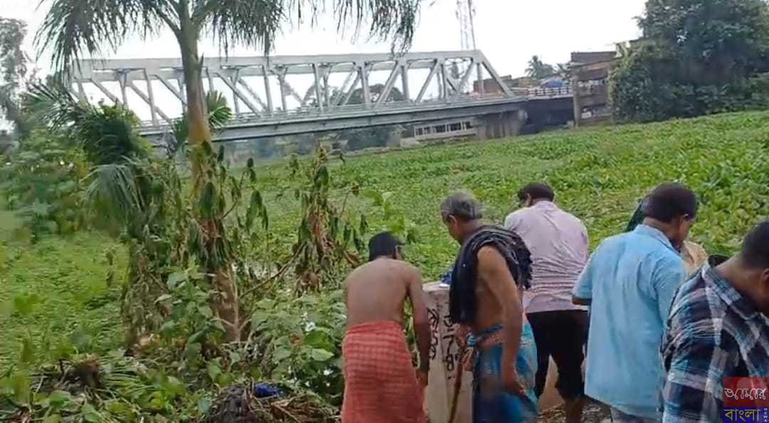 ইছামতি বাঁচাও জনগণ বাঁচাও কমিটির পক্ষ থেকে ইছামতি সংস্কারের দাবিতে বনগাঁতে কচুরিপানা পরিষ্কার করা প্রতিটি সংস্কার করা হলো 