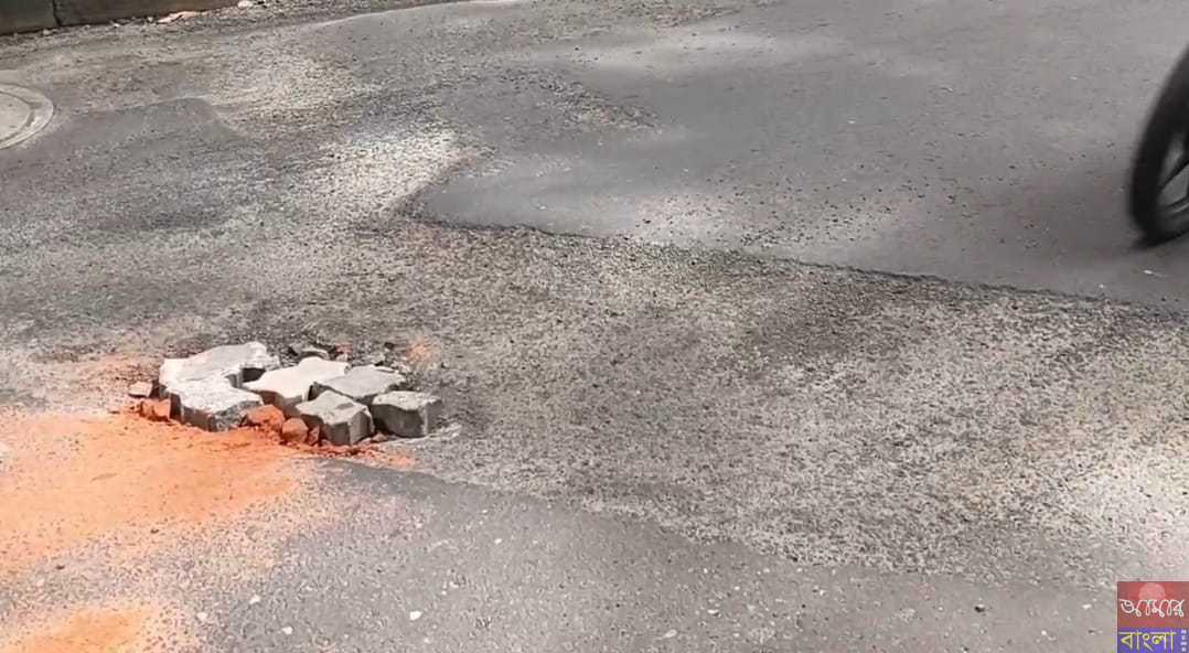 লাগাতার বৃষ্টি জেরে শহরের একাধিক রাস্তায় খানাখন্দ ভরা। হাল ফেরাতে রাস্তায় নামল কলকাতা পুর সভা