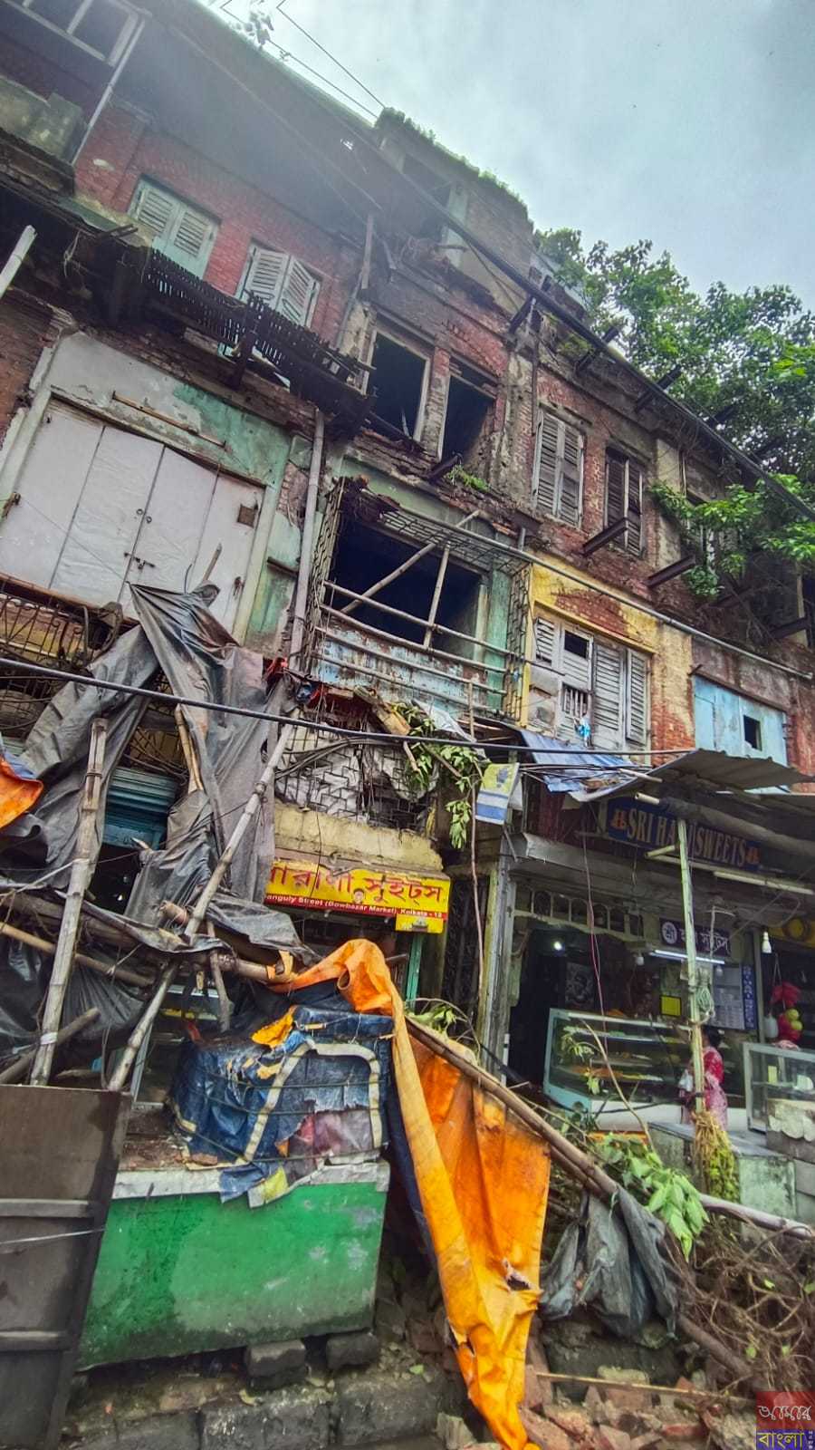 ভেঙে পড়ল বিপিনবিহারী গাঙ্গুলী স্ট্রীটের ওপর অবস্থিত বাজার