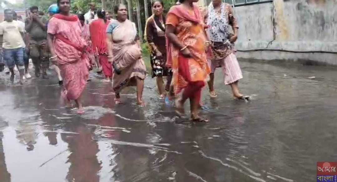 ভাটপাড়া পৌরসভার অধিকাংশ ওয়ার্ড জলমগ্ন, প্রতিবাদে পথ অবরোধ স্থানীয় বাসিন্দাদের