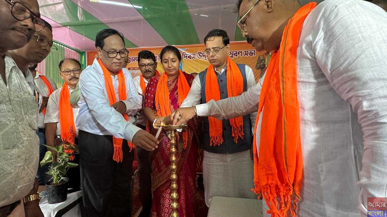 ঠাকুর পঞ্চানন বর্মার প্রয়াণ দিবসে, মাননীয় পরিবহনমন্ত্রী স্নেহাশিস চক্রবর্তী মহাশয় দার্জিলিং জেলার ফাঁসিদেয়া ব্লকে ঠাকুর পঞ্চানন বর্মার মূর্তির উদ্বোধনী অনুষ্ঠানে উপস্থিত