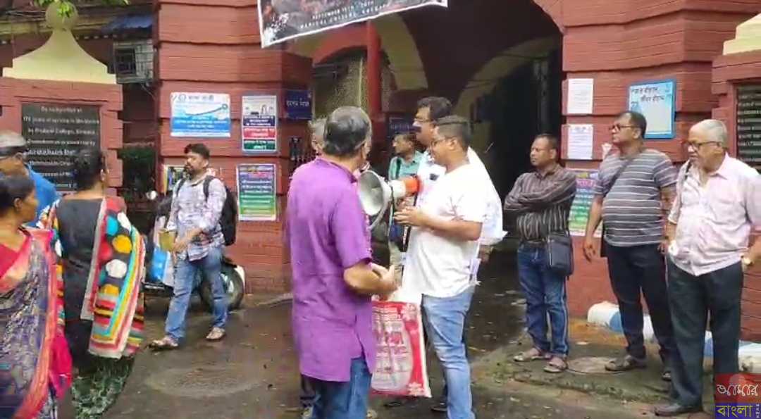 আর জি কর কান্ডে নির্যাতিতা তরুনী চিকিত্সকের খুনের ঘটনার ন্যায় বিচারের দাবিতে প্রথম থেকেও রাজ্যের সাধারণ মানুষের সাথে প্রতিবাদ আন্দোলনে সামিল হয়েছিলেন রাজ্যের সিনিয়র ও জুনিয়র ডাক্তাররা।