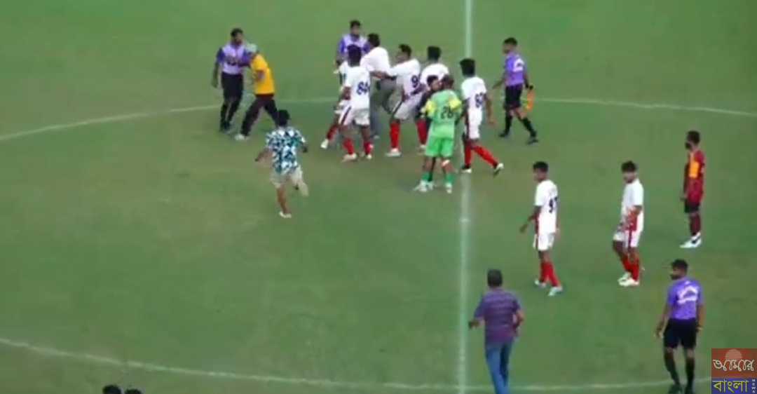 ভুল পেনাল্টি ঘোষণায় রেফারি কে খেলা চলাকালীন মাঠে ফেলে মা*র,আহত রেফারি নৈহাটি স্টেট জেনারেল হাসপাতালে ভর্তি