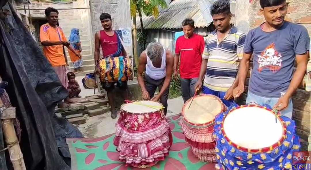 দুর্গাপূজা আসতেই ঢাকিপাড়ায় ঢাক সারাতে ব্যস্ত ঢাকি শিল্পীরা ডাকি শিল্পীরা