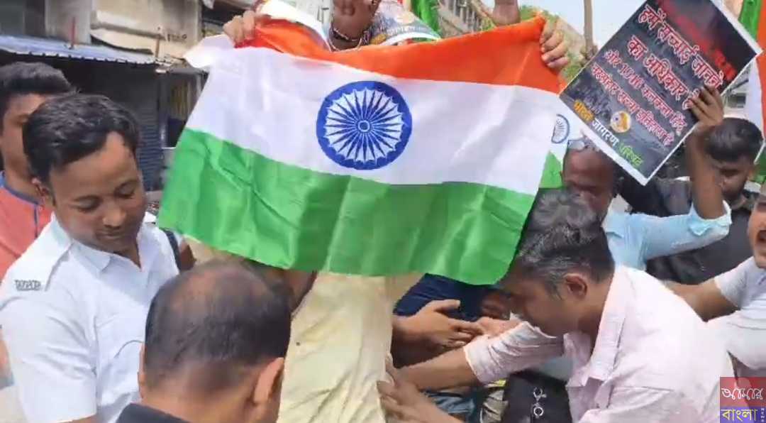 রবীন্দ্রনাথ ঠাকুরের ছবি পোড়ানোর প্রতিবাদ,দ্য বেঙ্গল ফাইলস ছবি সিনেমা হল গুলিতে মুক্তির দাবীতে শেওড়াফুলিতে পথ অবরোধ করে বিক্ষোভ বিজেপির।