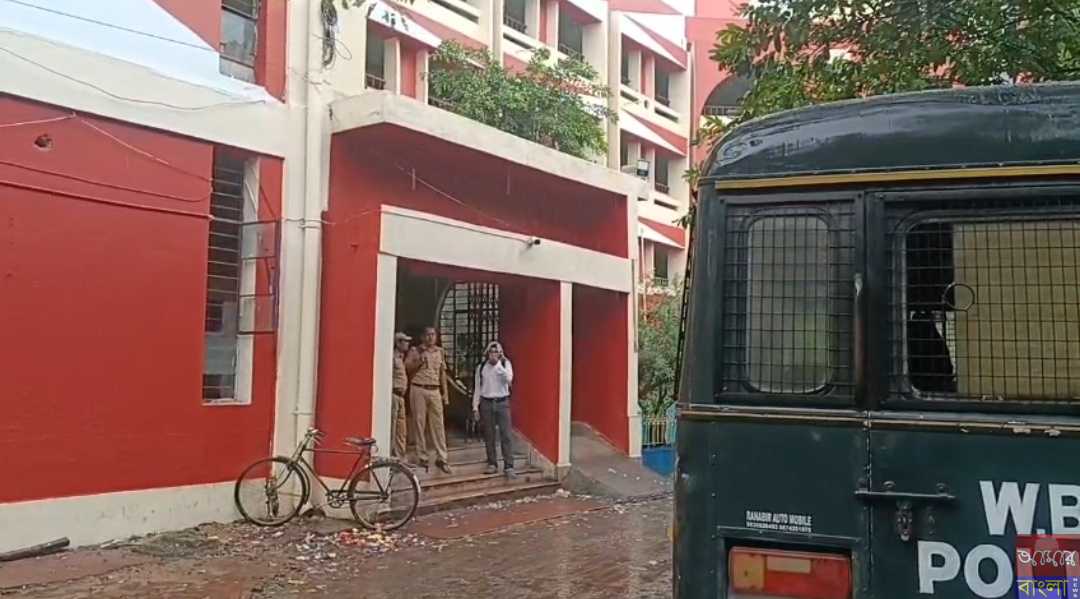 মধ্যমগ্রামে সোনার দোকানে দুঃসাহসিক ডাকাতির ঘটনায় পুলিশের জালে ৪ অভিযুক্ত। 