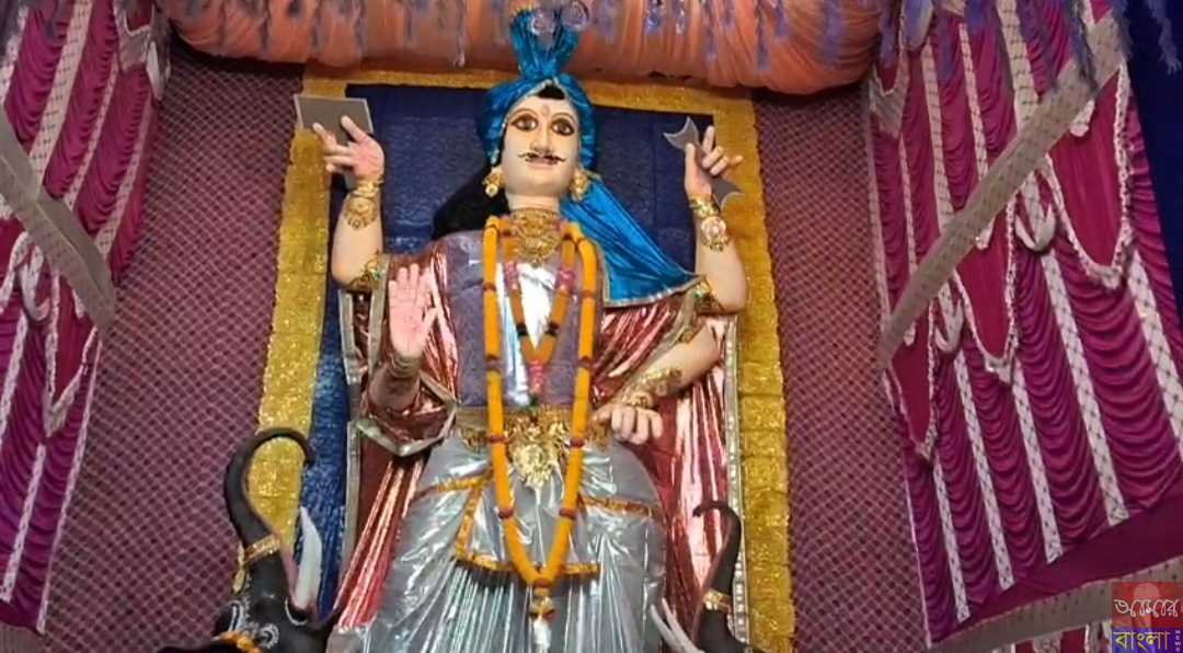 ৩১ ফুটের বিশাল বিশ্বকর্মা প্রতিমা! তাক লাগালো বর্ধমান শহরের তেলিপুকুর টোটো ইউনিয়ন