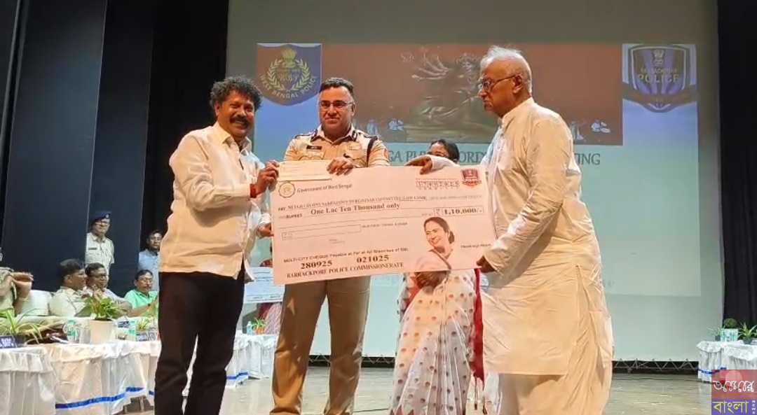 মুখ্যমন্ত্রীর ঘোষিত কথা অনুযায়ী পূজা মন্ডপ গুলিকে তুলে দেওয়া হলো এক লক্ষ দশ হাজার টাকার চেক