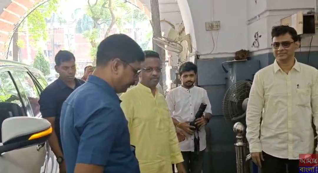 জটিলতা কাটল না কলকাতা পুর সভার কর্মরত NUHM কর্মী দের সঙ্গে মেয়র ফিরহাদ হাকিমের বৈঠকে
