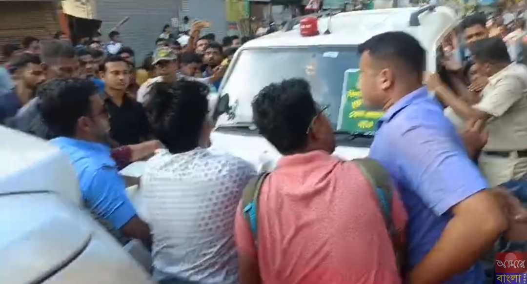 বারাসাতে ২০২২ সালের টেট উত্তীর্ণদের নিয়োগের দাবিতে সাংসদ সৌগত রায় ও বিধানসভা মুখ্য সচেতক নির্মল ঘোষের গাড়ি ঘিরে বিক্ষোভ।