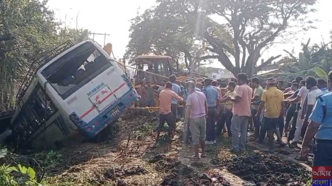 নিয়ন্ত্রণ হারিয়ে নয়নজুলিতে উল্টে পড়ল যাত্রী বোঝাই বাস আহত কমপক্ষে ১১ জন