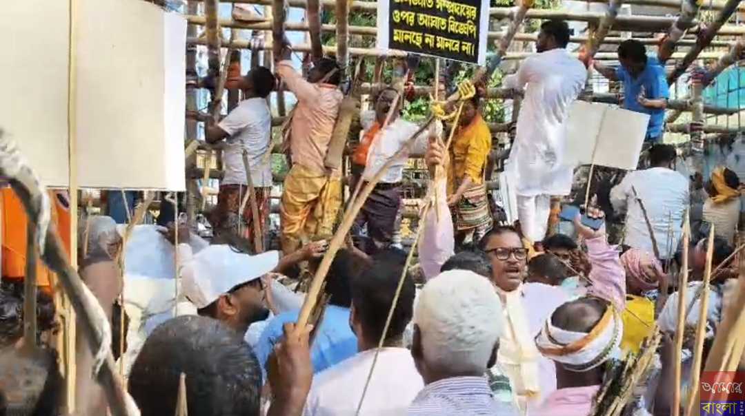 খগেন মুর্মুর ওপর হামলার প্রতিবাদে রাস্তায় আদিবাসী সম্প্রদায় তীর ধনুক হাতে