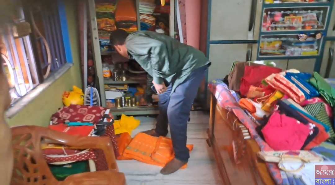 ভাটপাড়ায় এক গৃহস্থের বাড়িতে ২০ লক্ষ টাকার সোনার গহনা চুরি করে গৃহস্থের বাড়িতেই পেট ভরে মাছ-ভাত খেয়ে পালালো চোরের দল
