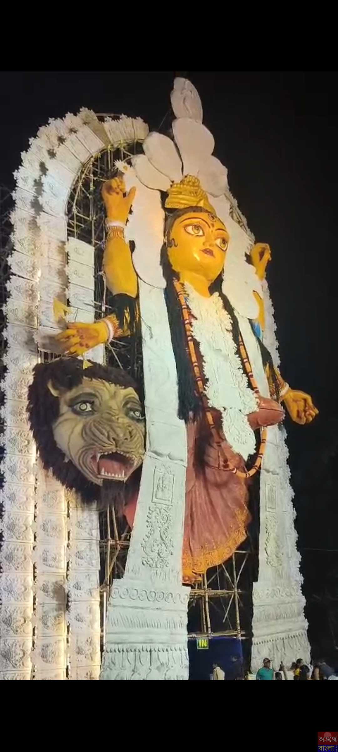 সপ্তমীর বিকেলে আকস্মিক হাওয়ার কারণে চন্দননগর ১৯ নং ওয়ার্ডে কানাইলাল পল্লী জগদ্ধাত্রী পূজা কমিটির পূজা মন্ডপে ঘটে অঘটন