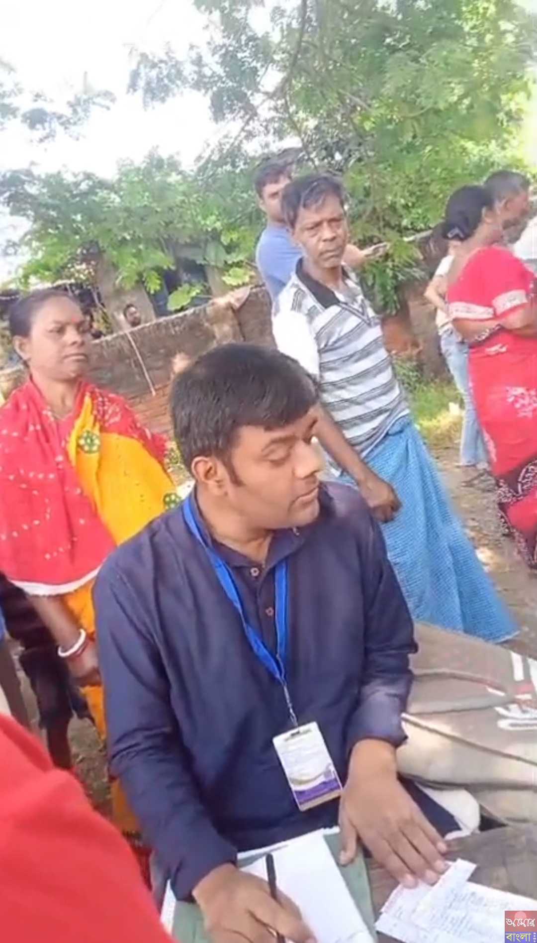 পানিহাটিতে সরকারি স্কুলে বসে এসআইআর এর ফর্ম বিলি ২জন বি এল ওর