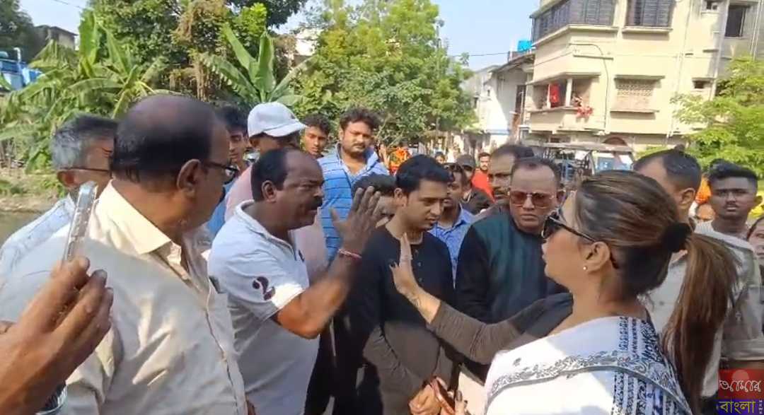 বেআইনিভাবে বাগজোলা খালের অংশ দখল করছে জমি মাফিয়ারা,ঘটনাস্থলে বিধায়ক গেলে তাকে ঘিরে বিক্ষোভ বাসিন্দাদের,সমস্যার সমাধানের আশ্বাস বিধায়কের