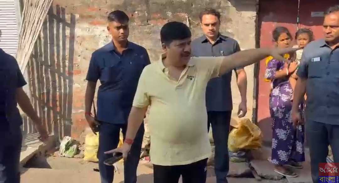 অর্জুন সিং এর বাড়িতে পুলিশ