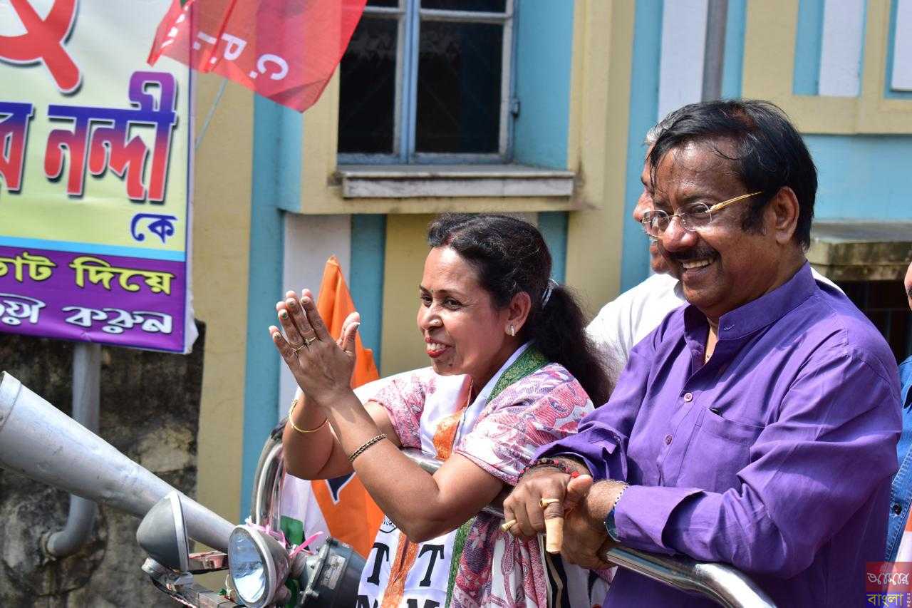 প্রাক্তন খাদ্য মন্ত্রী জ্যোতি প্রিয় মল্লিকের ছায়া সংগী মৃন্ময় কাশ্যপী এবং তৃনমুলের উত্তর ব্যারাকপুর পুরসভা কাউন্সিলর শ্রাবনী কাশ্যাপী বিজেপি তে যোগদান করছেন, আর তৃনমুলে থাকতে চান না তারা