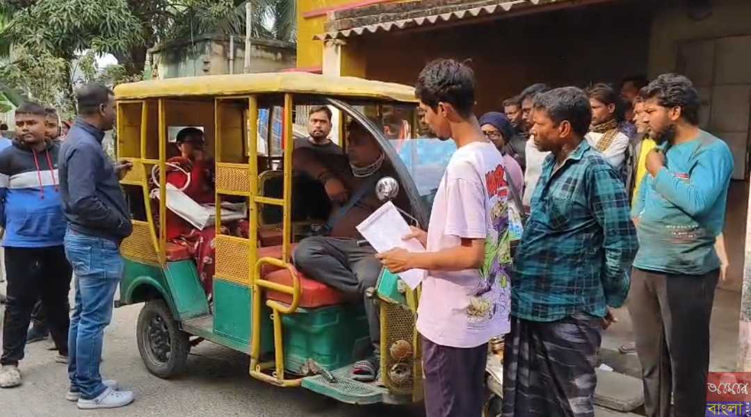 উত্তর দমদম বিধানসভা কেন্দ্রের নিমতা ফতুল্লাপুরে ৭২ নম্বর বুথে বি এল ও কে ঘিরে এলাকার ভোটারদের বিক্ষোভ