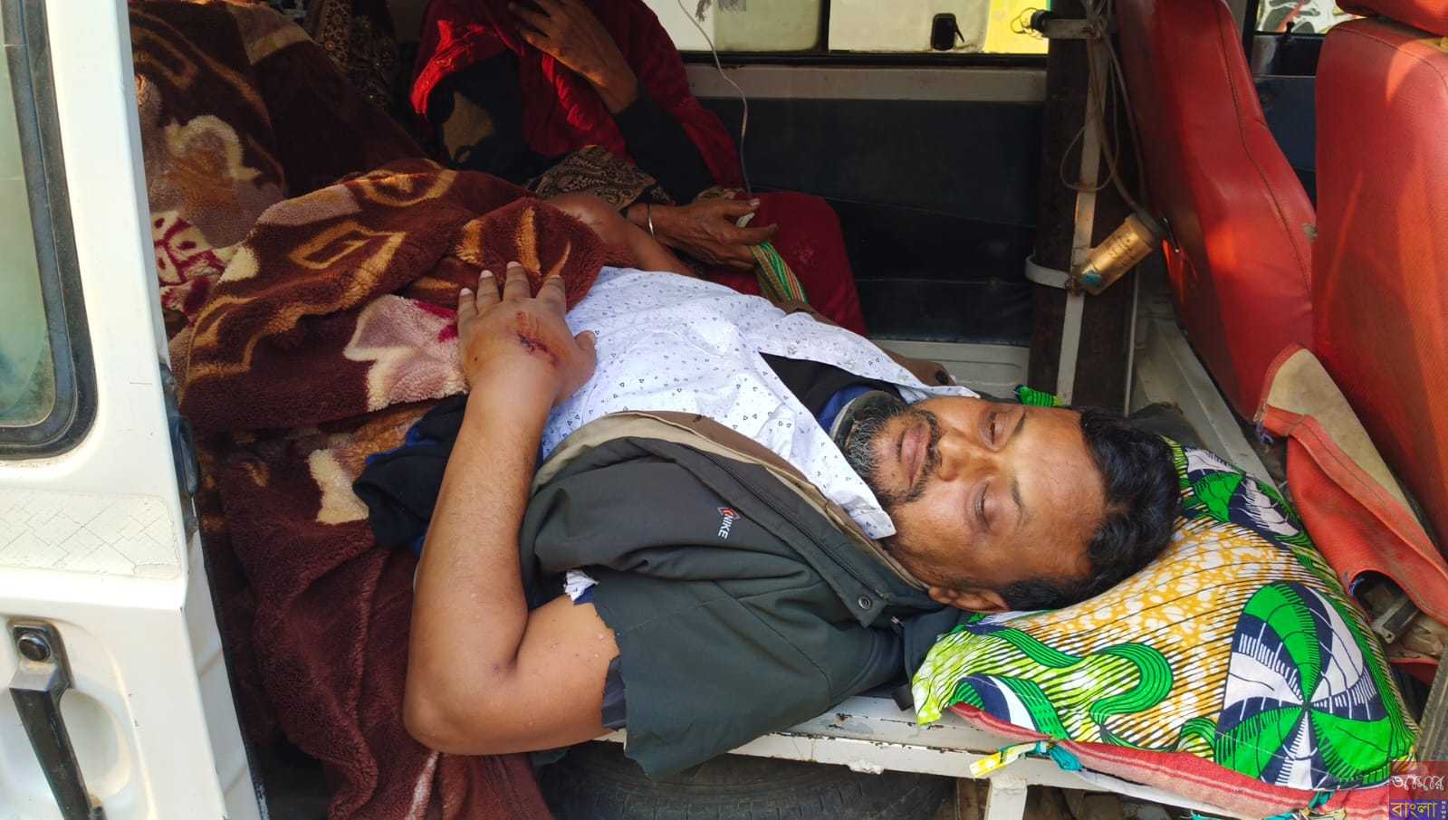 স্কুলের ঘরে বন্ধ করে লোহার রড দিয়ে শিক্ষক পেটালেন তৃণমূল নেতা