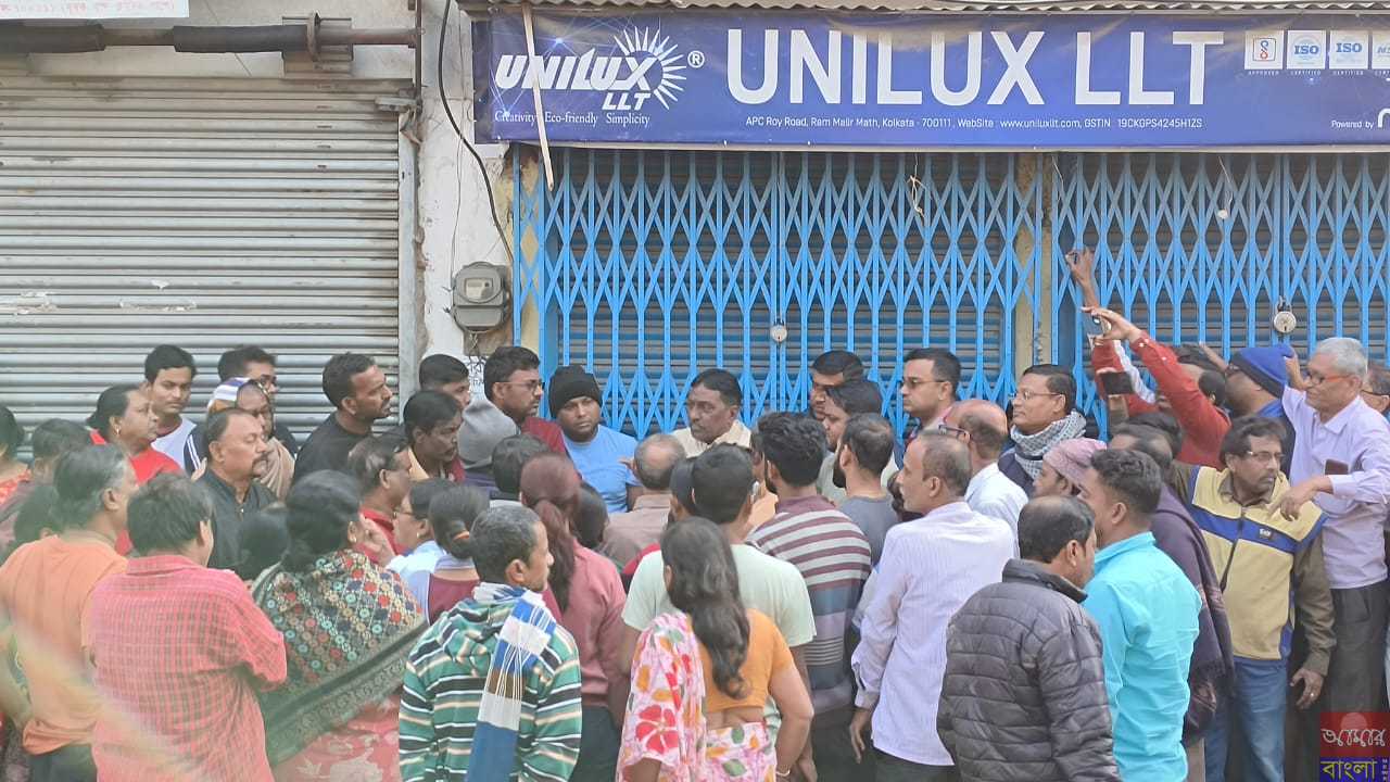 পানিহাটিতে জমা জল ঘিরে এলাকাবাসীর আন্দোলন চেয়ারম্যান আসলে তাকে ঘিরে বি*ক্ষো*ভ