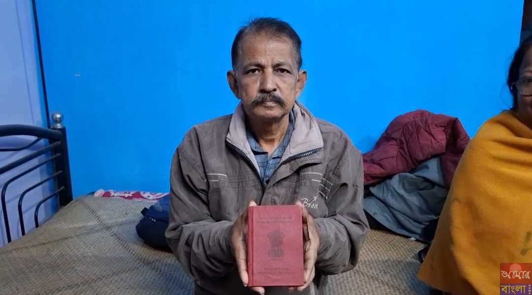 ভোটার তালিকায় নাম সংক্রান্ত জটিলতায় পড়ে পিতৃপরিচয়ের প্রমাণ দিতে গিয়ে ইতিহাসের এক পুরনো দলিলের উপরই ভরসা রাখতে হল সিউড়ির ১৩ নম্বর ওয়ার্ডের বাসিন্দা মলয় কুমার গুহকে।