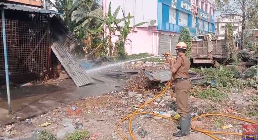 পানিহাটির ঘোলা থানার বিপরীতে এক পান-বিড়ির দোকানে আ*গুন লাগে