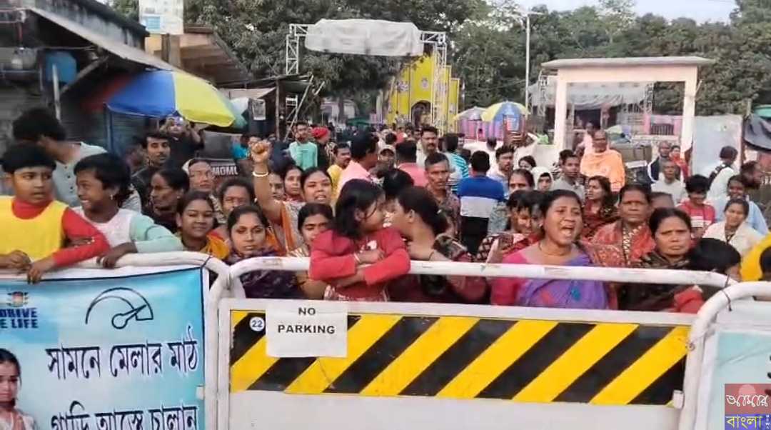 সরস্বতীর পুজো উপলক্ষে বিচিত্রা অনুষ্ঠান না করতে দেওয়ার অভিযোগে গাইঘাটায় রাস্তা অবরোধ এলাকাবাসীর